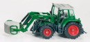 Traktor FENDT z uchwytem do podnoszenia beli slomy