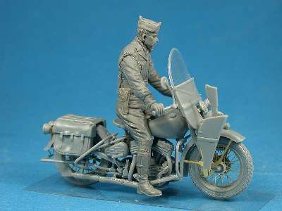 Amerykański żandarm na motocyklu - zdjęcie 16