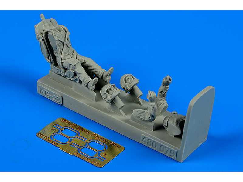 Soviet fighter pilot with ejection seat for MiG-25 Figurines x - zdjęcie 1 Soviet fighter pilot with ejection seat for MiG-25 Figurines x - zdjęcie 1
