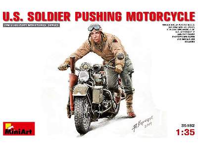 Amerykański żołnierz pchający motocykl - zdjęcie 1