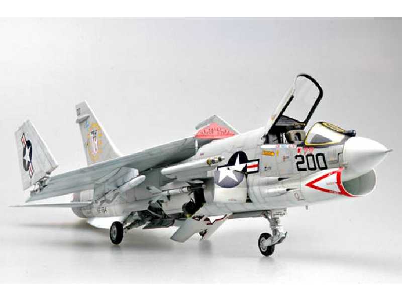 Chance-Vought F-8J Crusader - zdjęcie 1 Chance-Vought F-8J Crusader - zdjęcie 1