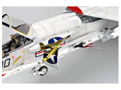 Chance-Vought F-8J Crusader - zdjęcie 2