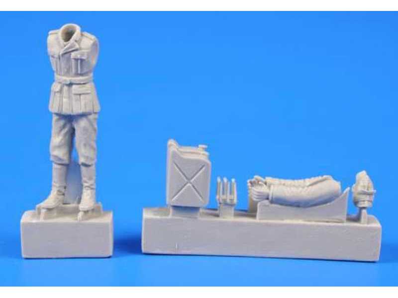 German WW II Soldier with Fuel Cans - zdjęcie 1 German WW II Soldier with Fuel Cans - zdjęcie 1