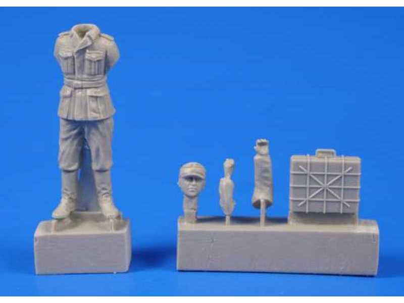 German WW II Soldier with Grenade Case - zdjęcie 1 German WW II Soldier with Grenade Case - zdjęcie 1