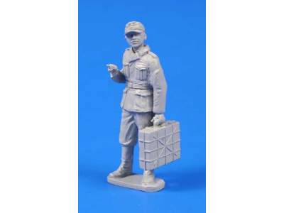 German WW II Soldier with Grenade Case - zdjęcie 3