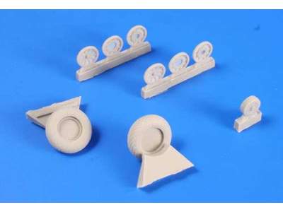 P-51D Mustang - Wheels 1/32 (Diamond and Hole Tread Pattern) for - zdjęcie 3