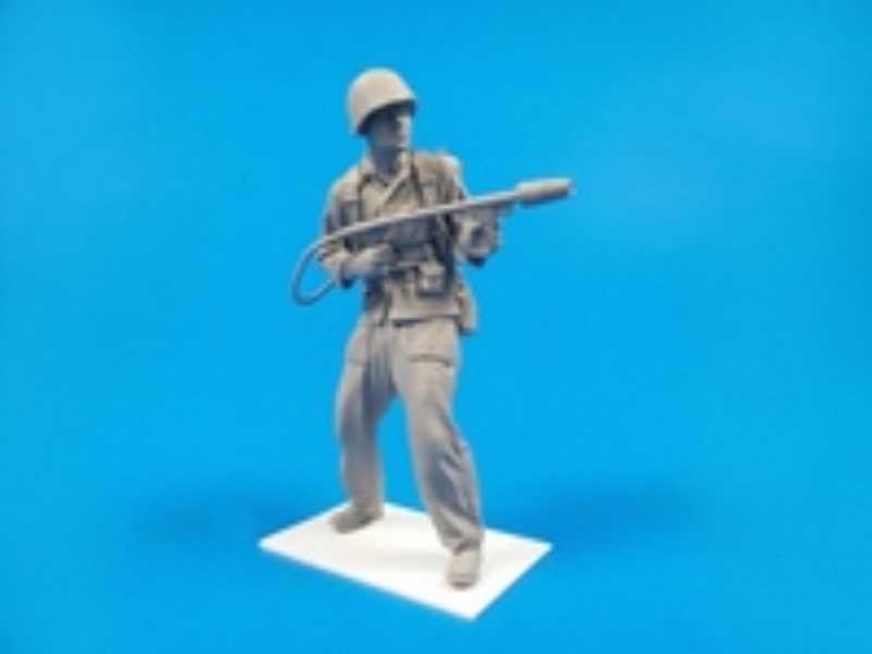 WW II US Marine soldier with M2A1 flamethrower, Iwojima 1945 - zdjęcie 1 WW II US Marine soldier with M2A1 flamethrower, Iwojima 1945 - zdjęcie 1