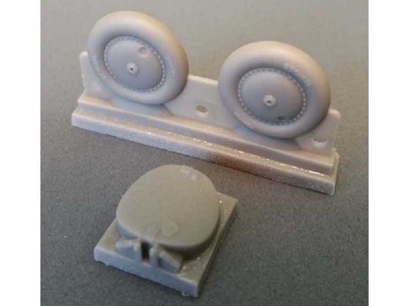 PZL P.11c wheels and fuel tank bottom - zdjęcie 1 PZL P.11c wheels and fuel tank bottom - zdjęcie 1