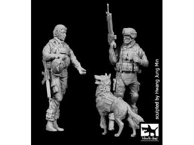 US Woman + Soldier With Dog - zdjęcie 1