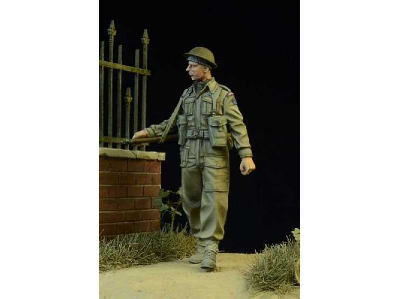 British / Commonwealth Infantryman Walking 1942-45 - zdjęcie 1 British / Commonwealth Infantryman Walking 1942-45 - zdjęcie 1