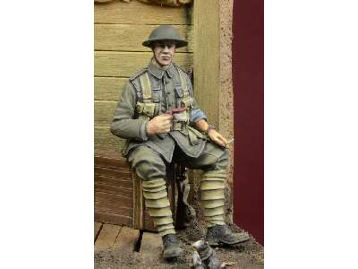 I W.Ś. British Infantryman Sitting On A Case - zdjęcie 1