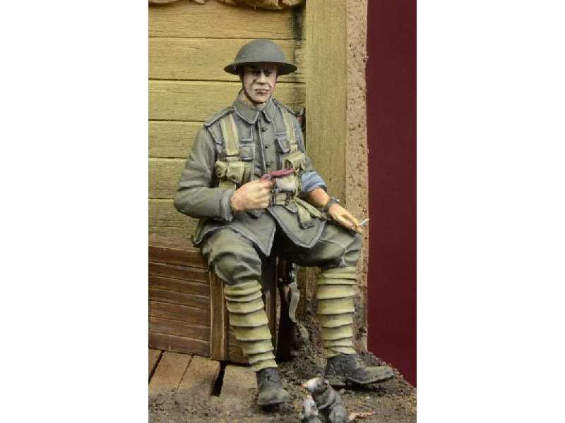 I W.Ś. British Infantryman Sitting On A Case - zdjęcie 1 I W.Ś. British Infantryman Sitting On A Case - zdjęcie 1