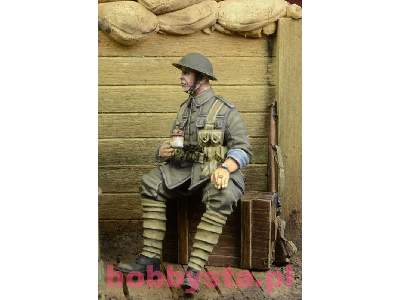 I W.Ś. British Infantryman Sitting On A Case - zdjęcie 2