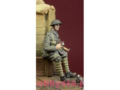 I W.Ś. British Infantryman Sitting On A Case - zdjęcie 3