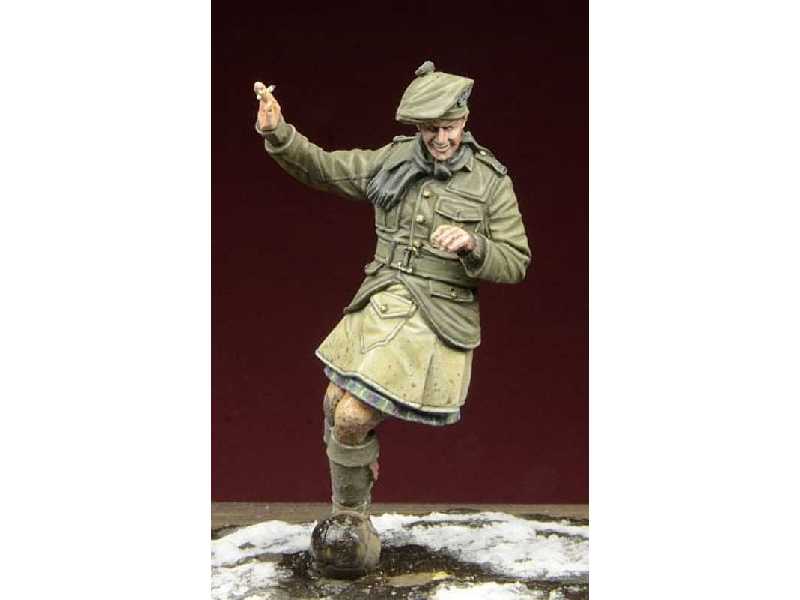 I W.Ś. Scottish Infantryman Playing Football - zdjęcie 1 I W.Ś. Scottish Infantryman Playing Football - zdjęcie 1