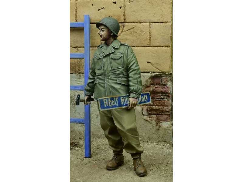 US Gi Holding Street Sign, Germany 1945 - zdjęcie 1 US Gi Holding Street Sign, Germany 1945 - zdjęcie 1