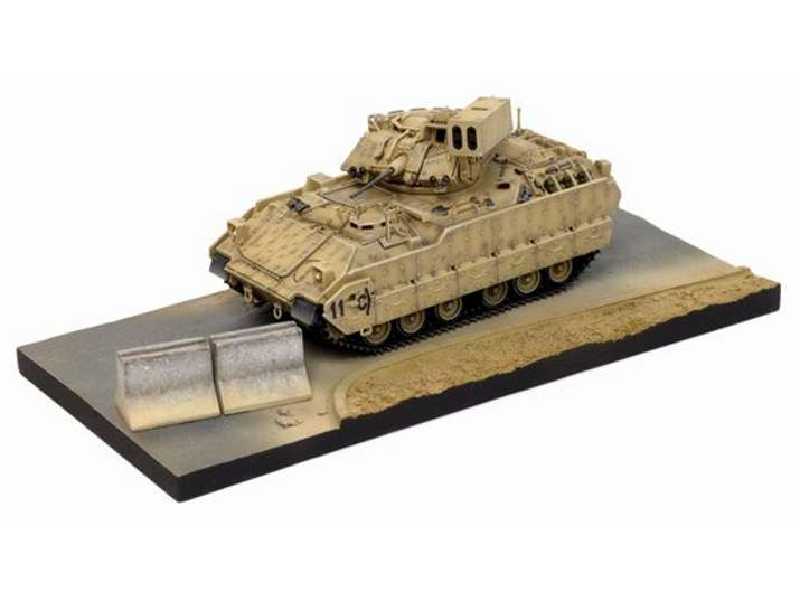 M6 Bradley Linebacker Air-Defense Vehicle w/Barrier on Diorama - zdjęcie 1