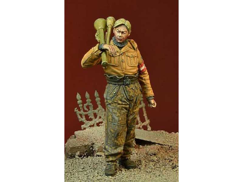 Hitlerjugend Boy With Panzerfausts, Germany 1945 - zdjęcie 1 Hitlerjugend Boy With Panzerfausts, Germany 1945 - zdjęcie 1