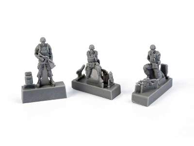 Two Kneeling Soldiers And Commanding Officers US Army Infantry S - zdjęcie 1