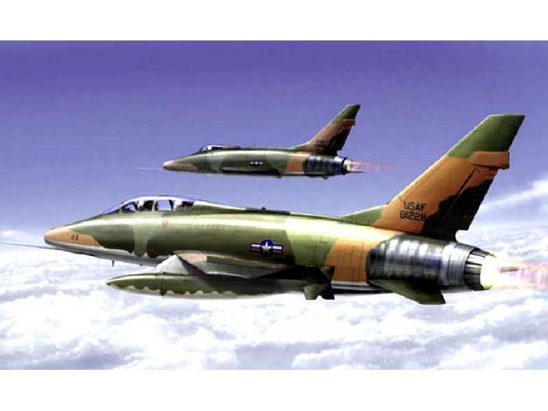 Myśliwiec F-100F Super Sabre - zdjęcie 1 Myśliwiec F-100F Super Sabre - zdjęcie 1