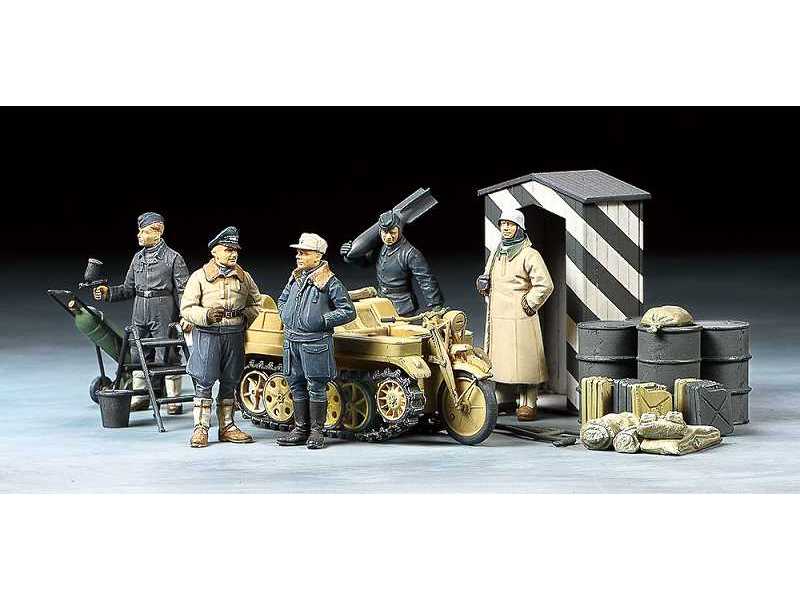 Załog Luftwaffe w zimowych mundurach i Kettenkraftrad - zdjęcie 1 Załog Luftwaffe w zimowych mundurach i Kettenkraftrad - zdjęcie 1