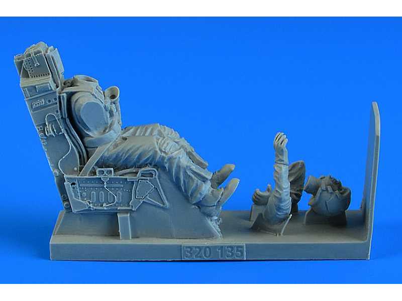 USAF Pilot with ej. seat for F-117A - trumpeter/Revell - zdjęcie 1 USAF Pilot with ej. seat for F-117A - trumpeter/Revell - zdjęcie 1
