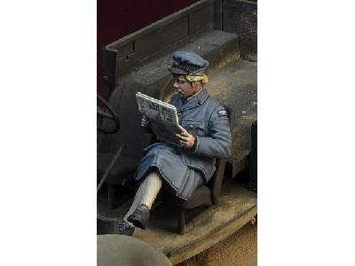 WWii British Waaf Girl Reading A Newspaper - zdjęcie 1