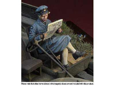 WWii British Waaf Girl Reading A Newspaper - zdjęcie 2