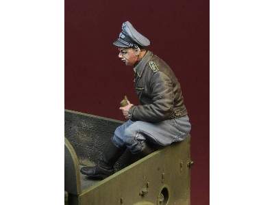 WWii Luftwaffe Fighter Pilot Sitting - zdjęcie 4