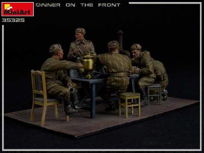 Żołnierze radzieccy - obiad na froncie - zdjęcie 15