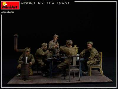 Żołnierze radzieccy - obiad na froncie - zdjęcie 18