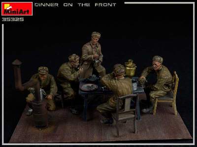 Żołnierze radzieccy - obiad na froncie - zdjęcie 23