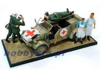 German medical troops w/Kubelwagen - zdjęcie 1