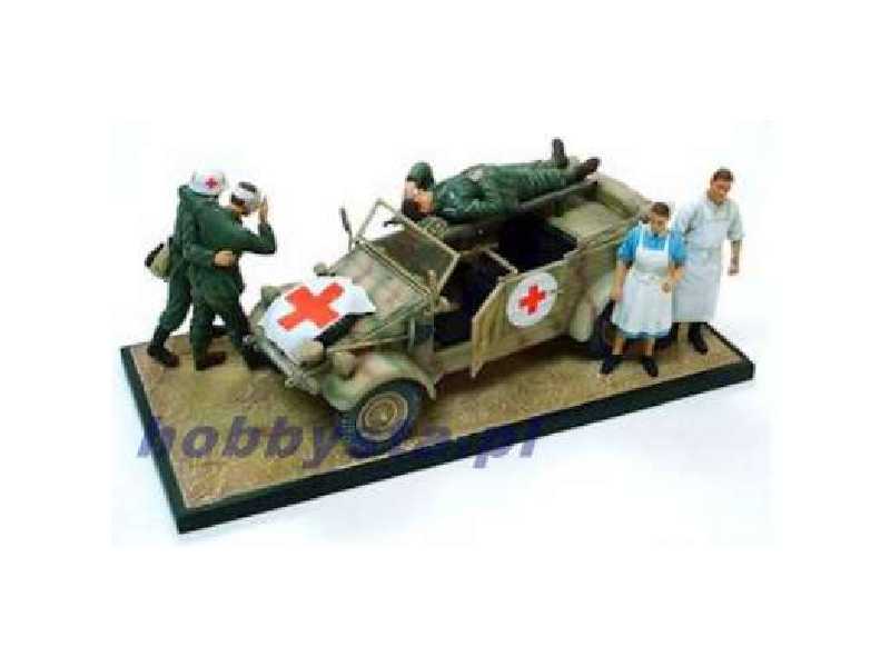 German medical troops w/Kubelwagen - zdjęcie 1 German medical troops w/Kubelwagen - zdjęcie 1
