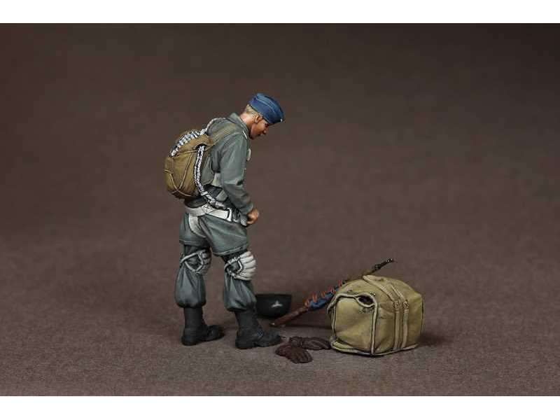 Fallschirmjäger At The Airfield - zdjęcie 1 Fallschirmjäger At The Airfield - zdjęcie 1