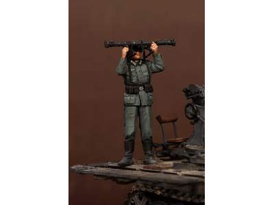 German Antiaircraft Gunner With Artillery Rangefinder - zdjęcie 1