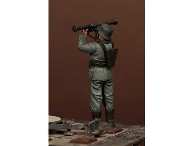 German Antiaircraft Gunner With Artillery Rangefinder - zdjęcie 4