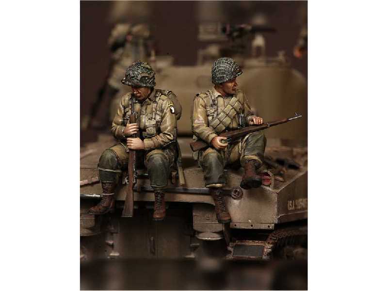 U.S. Army Airbornes On Sherman - zdjęcie 1 U.S. Army Airbornes On Sherman - zdjęcie 1