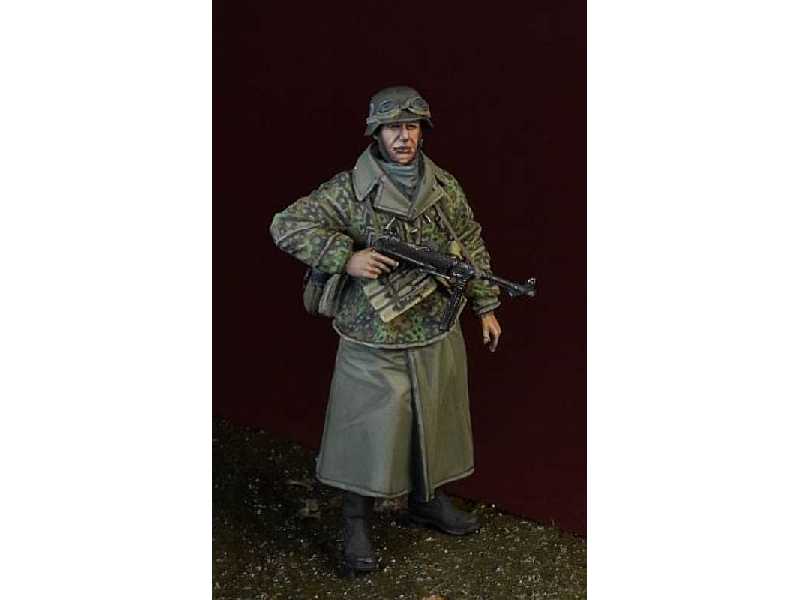 Waffen SS Soldier With Mp40, Ardennes 1944 - zdjęcie 1 Waffen SS Soldier With Mp40, Ardennes 1944 - zdjęcie 1