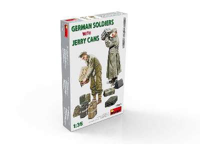 Niemieccy żołnierze z kanistrami - zdjęcie 2
