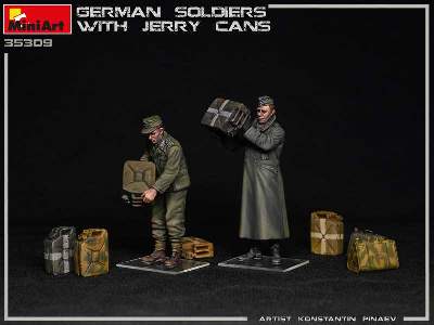 Niemieccy żołnierze z kanistrami - zdjęcie 8