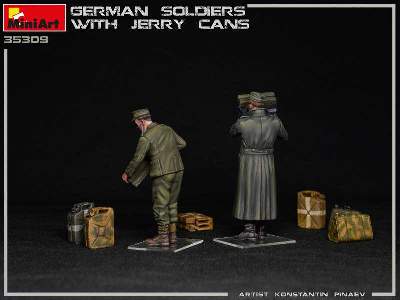 Niemieccy żołnierze z kanistrami - zdjęcie 9