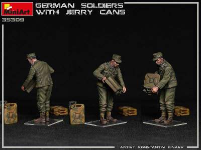 Niemieccy żołnierze z kanistrami - zdjęcie 10