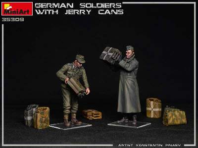Niemieccy żołnierze z kanistrami - zdjęcie 12