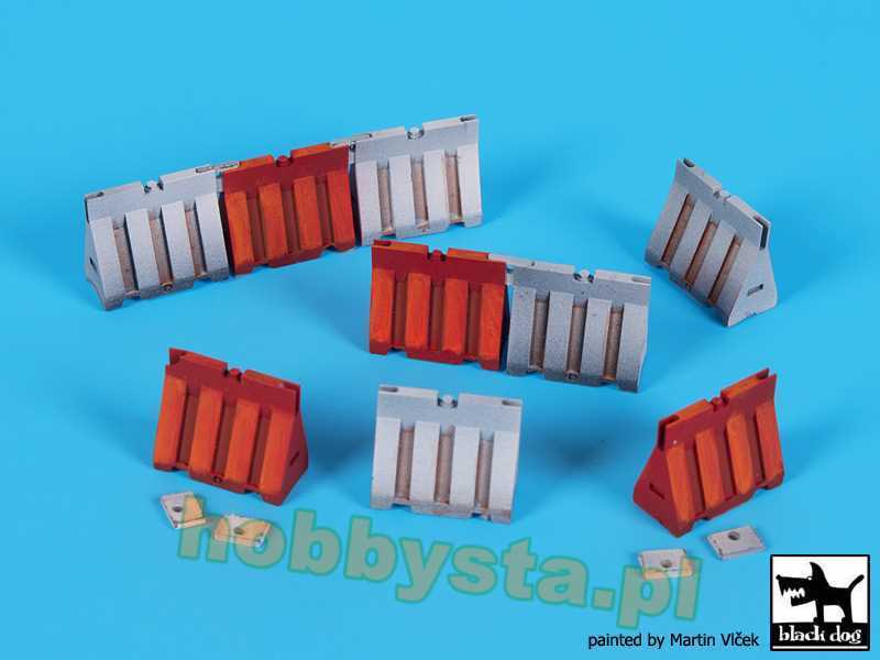 Plastic Roadblocks - zdjęcie 1 Plastic Roadblocks - zdjęcie 1