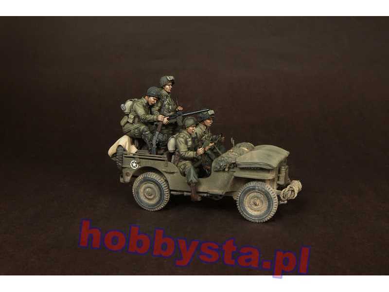 US Airbornes With Officer For Jeep. Normandy, 1944. - zdjęcie 1 US Airbornes With Officer For Jeep. Normandy, 1944. - zdjęcie 1