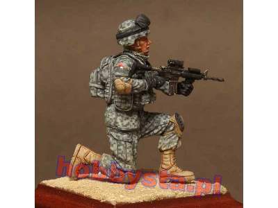 American Soldier In Patrol Group - zdjęcie 3