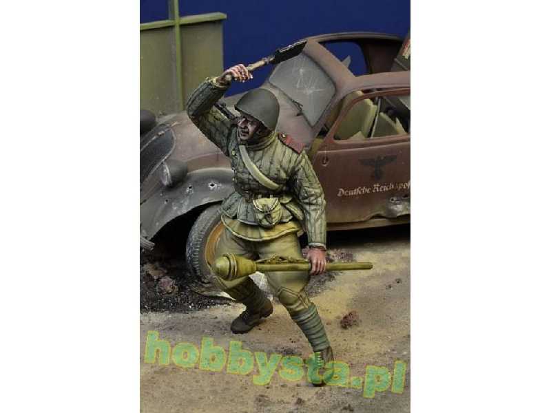 Soviet Trooper Attacking With A Shovel, Berlin 1945 - zdjęcie 1 Soviet Trooper Attacking With A Shovel, Berlin 1945 - zdjęcie 1