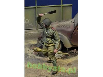 Soviet Trooper Attacking With A Shovel, Berlin 1945 - zdjęcie 2