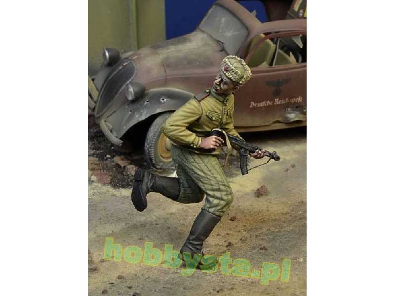 Soviet Trooper Running With Pps-43 Mp, Berlin 1945 - zdjęcie 1 Soviet Trooper Running With Pps-43 Mp, Berlin 1945 - zdjęcie 1